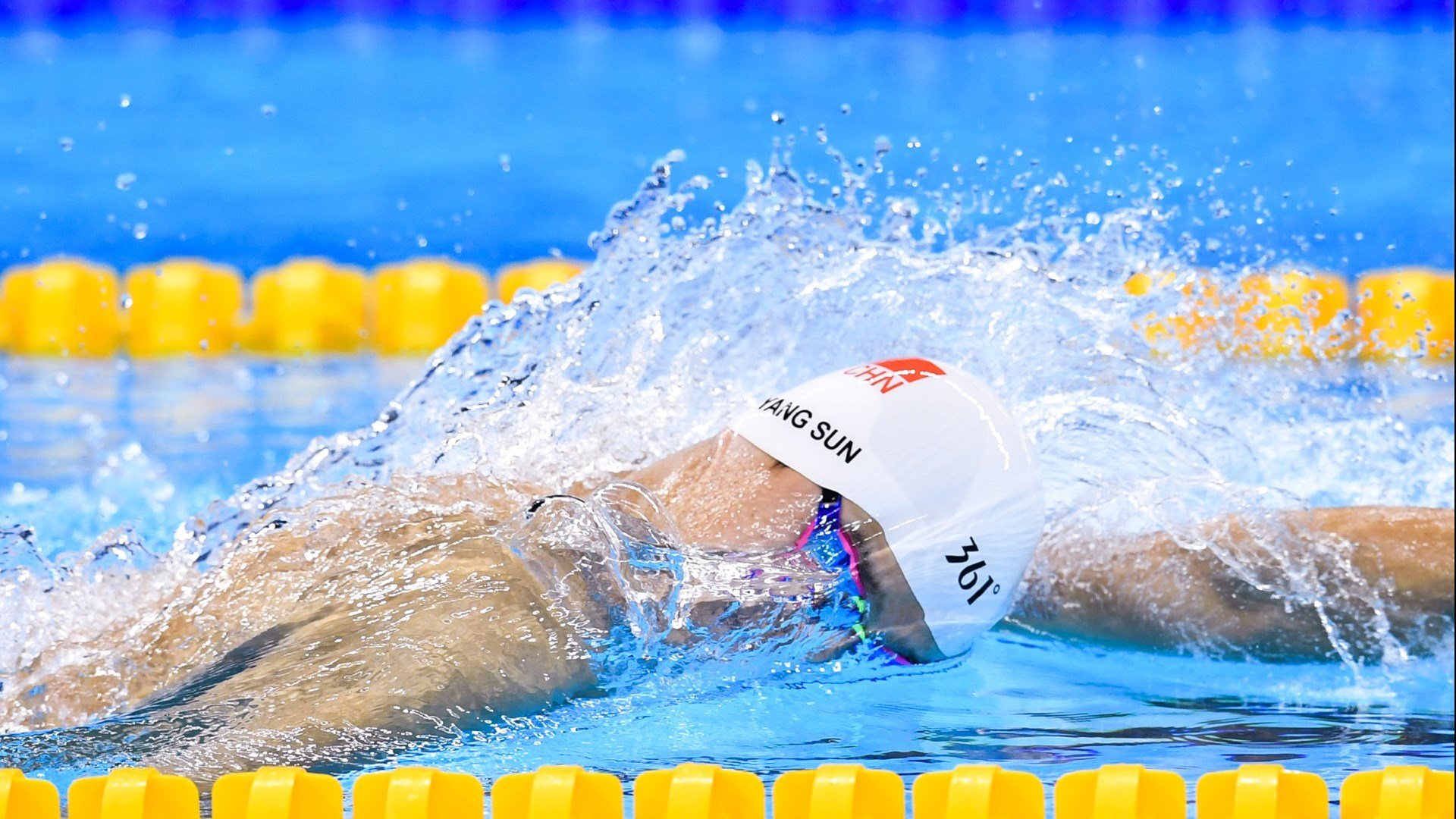 冰岛冲垮波兰,迪马利亚成为关键先生,当神话与现实在绿茵场交锋